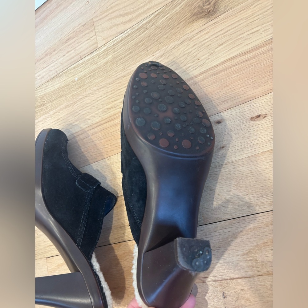 UGG Australia Isabella black suede sheepskin-lined heeled mule clogs size US 9 - Picture 9 of 9